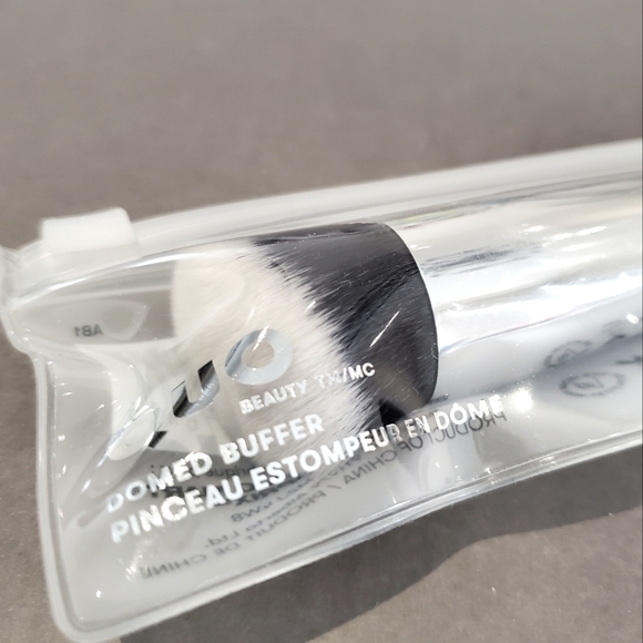 *NEW* QUO Beauty Domed Buffer Brush - Picture 1 of 3